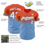 Authentiek op maat gemaakt honkbalblauw, wit en licht vervagend, modieus oranje shirt